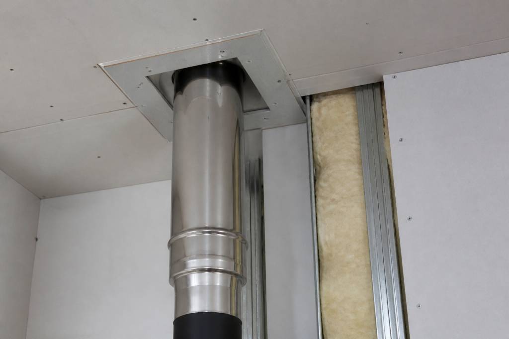 Distance conduit cheminée placo feu : quelle distance respecter pour une installation sûre